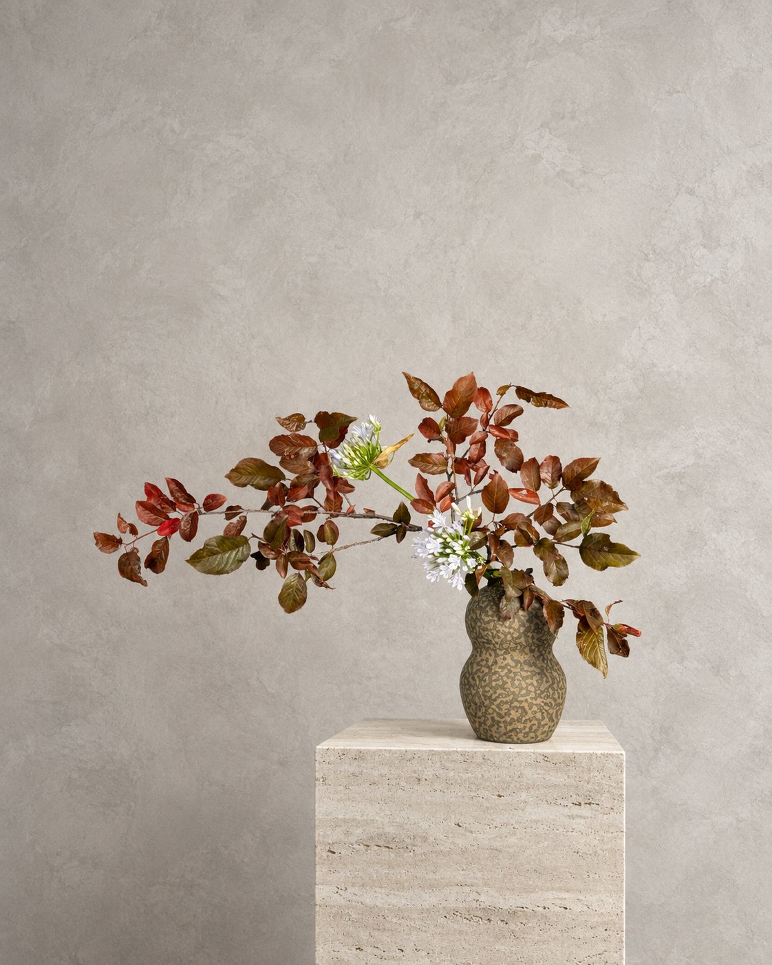Dettaglio di foglie rosse e piccoli fiori bianchi